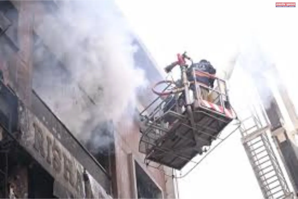 दिल्ली में पालम मेट्रो के पास लगी भीषण आग, 9 की जिंदा जलकर मौत, 2 लोग बिल्डिंग से कूदे