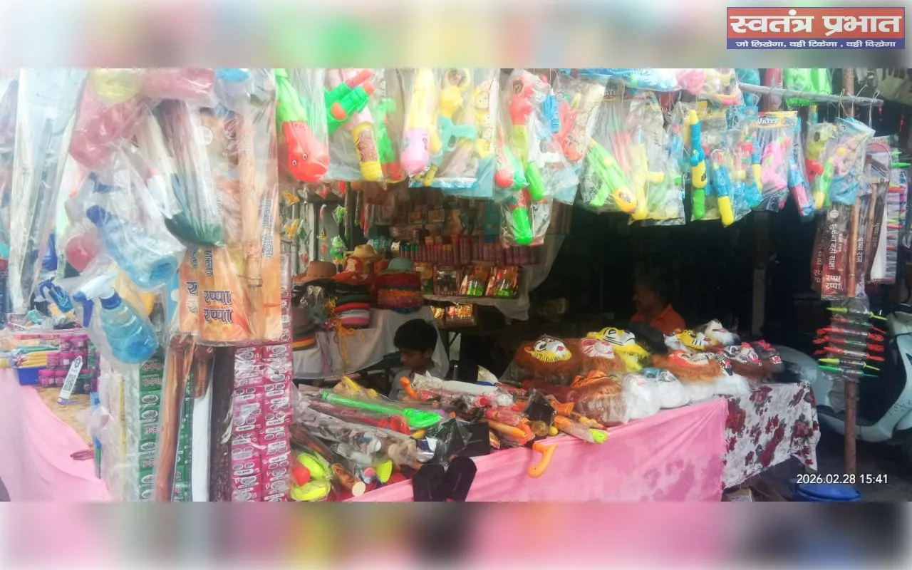 नैनी में होली की आहट: रंग पिचकारी और मुखौटों से सजे बाजार