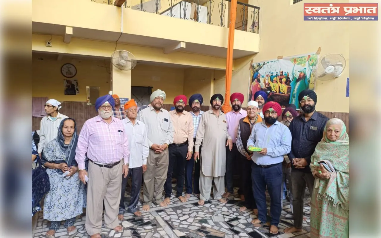 होला-मोहल्ला पर गुरुद्वारे का वातावरण खालसा रंग में रंगा