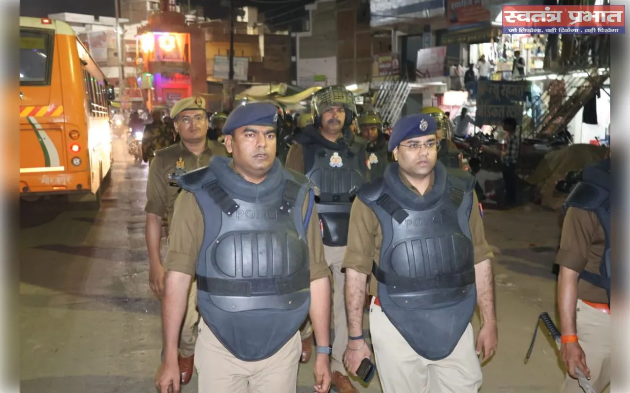 होलीपर शांति व्यवस्था के लिए लालगोपल गंज में फ्लैग मार्च