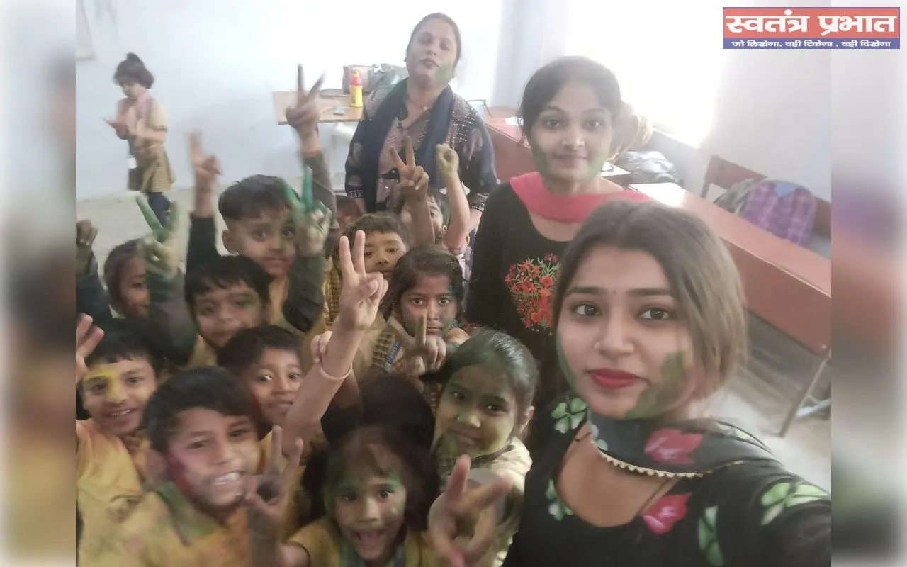 फ्लावर वैली स्कूल में धूमधाम से मनाई गई होली