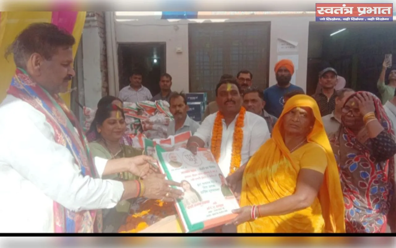 होली से पूर्व सफाई कर्मियों का महापौर ने किया सम्मान