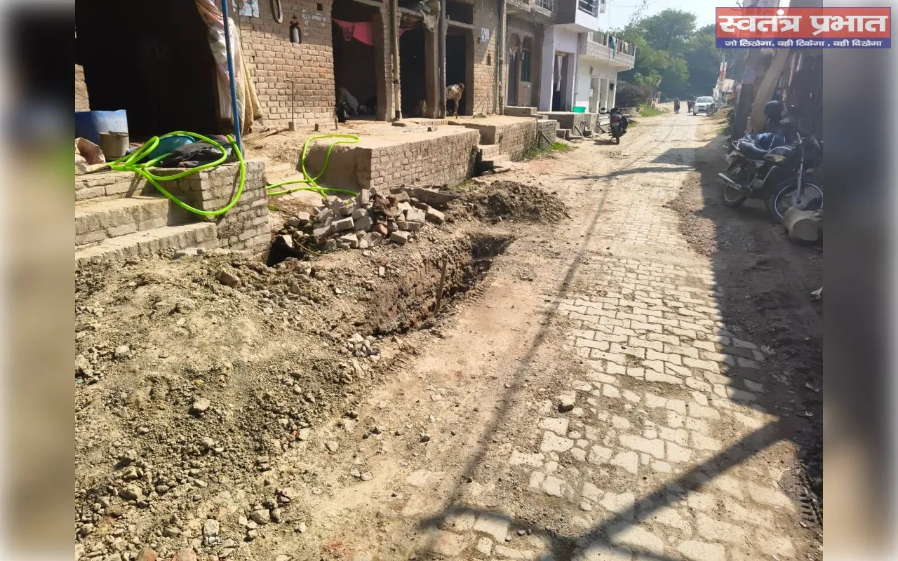 खबर का असर: पानी की बर्बादी रुकी! अटौरा में पाइपलाइन मरम्मत शुरू