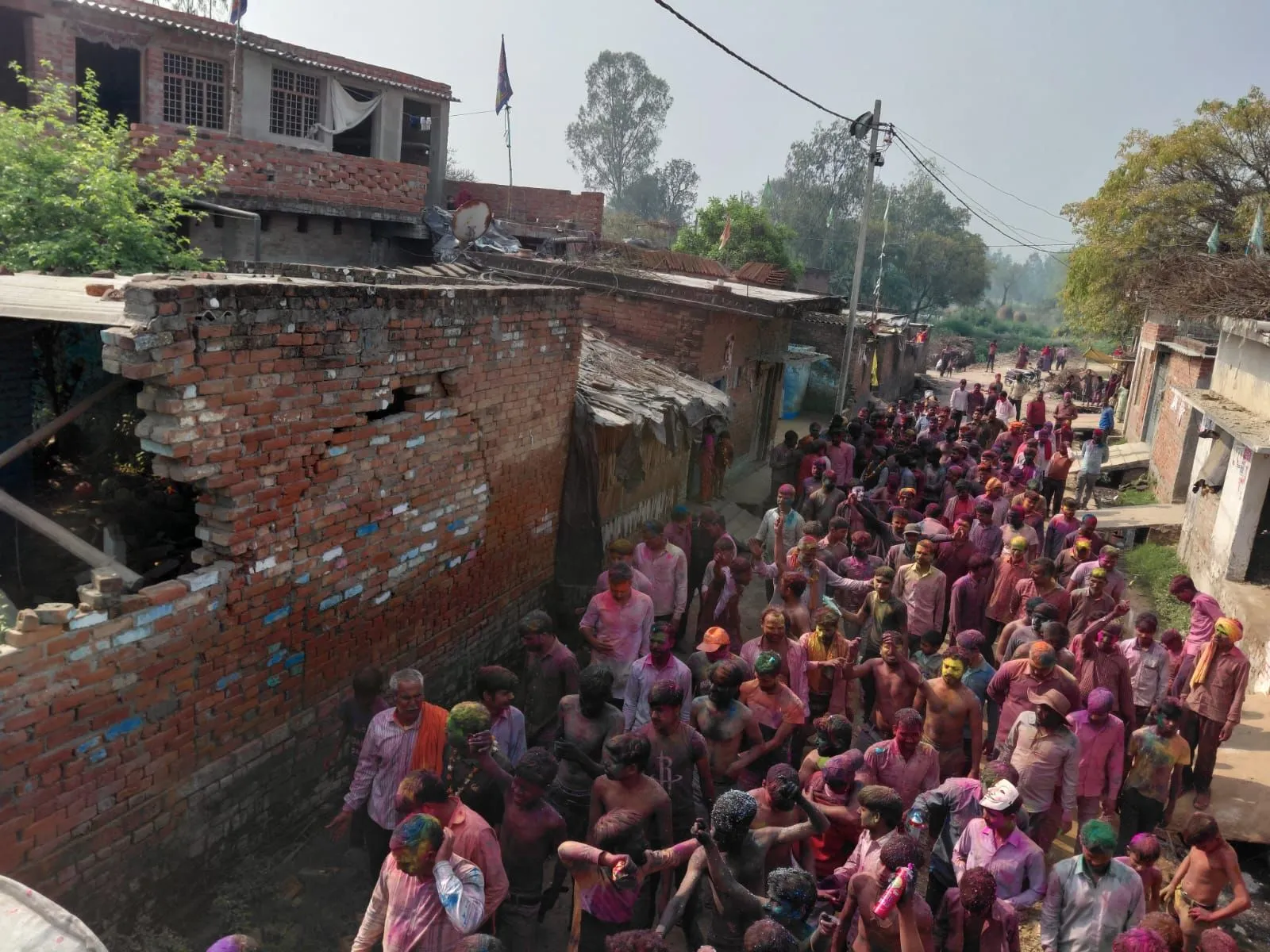 रंग बरसे’ पर झूमे ग्रामीण, परंपरागत अंदाज में मनाई गई होली