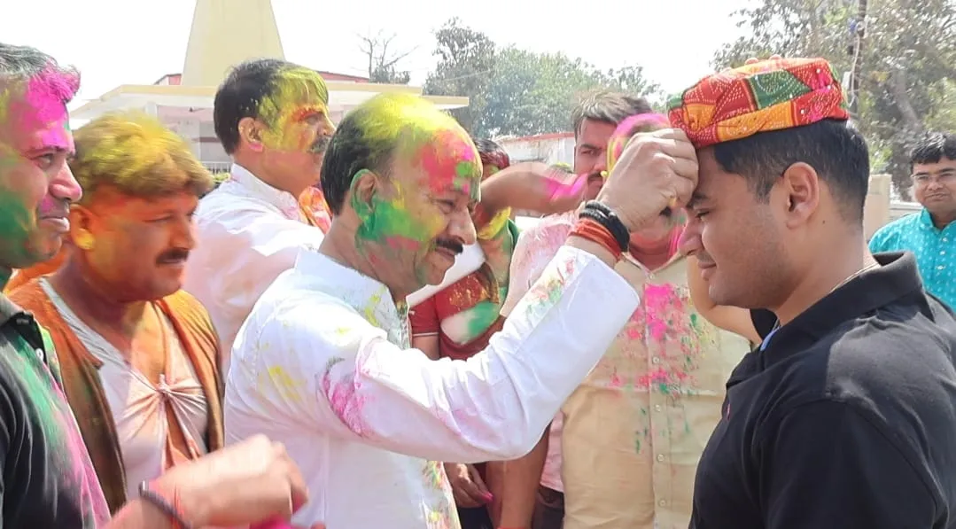 पुलिस लाइन में होली मिलन समारोह का आयोजन,एक दूसरे को अबीर गुलाल लगाकर दी  शुभकामनाएं