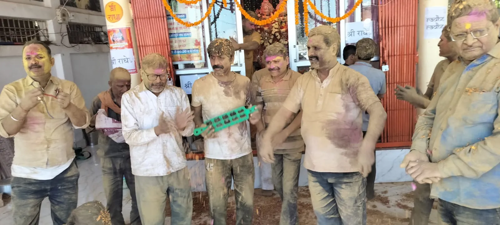 श्री बांके बिहारी मंदिर में धूम धाम से मनाया गया  रंगोत्सव, फाग गायन के बाद फूल एवं गुलाल से ठाकुर जी को सजाया गया