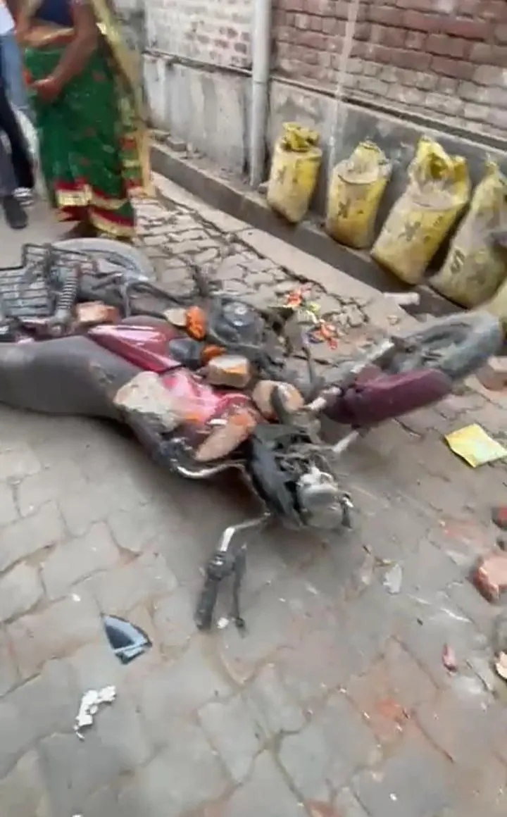 चक भटाही मे जमकर चले ईट पत्थर