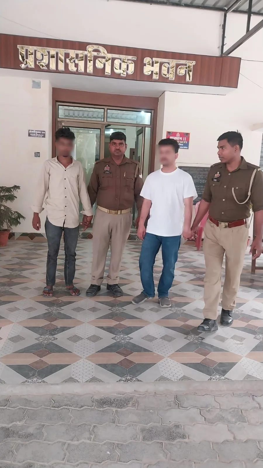 नये घर से चोरी करने वाले दो शातिर चोर गिरफ्तार, कब्जे से पंजीकृत अभियोग से संबंधित चोरी का आभूषण एवं ₹39,000/- नकद किया गया बरामद