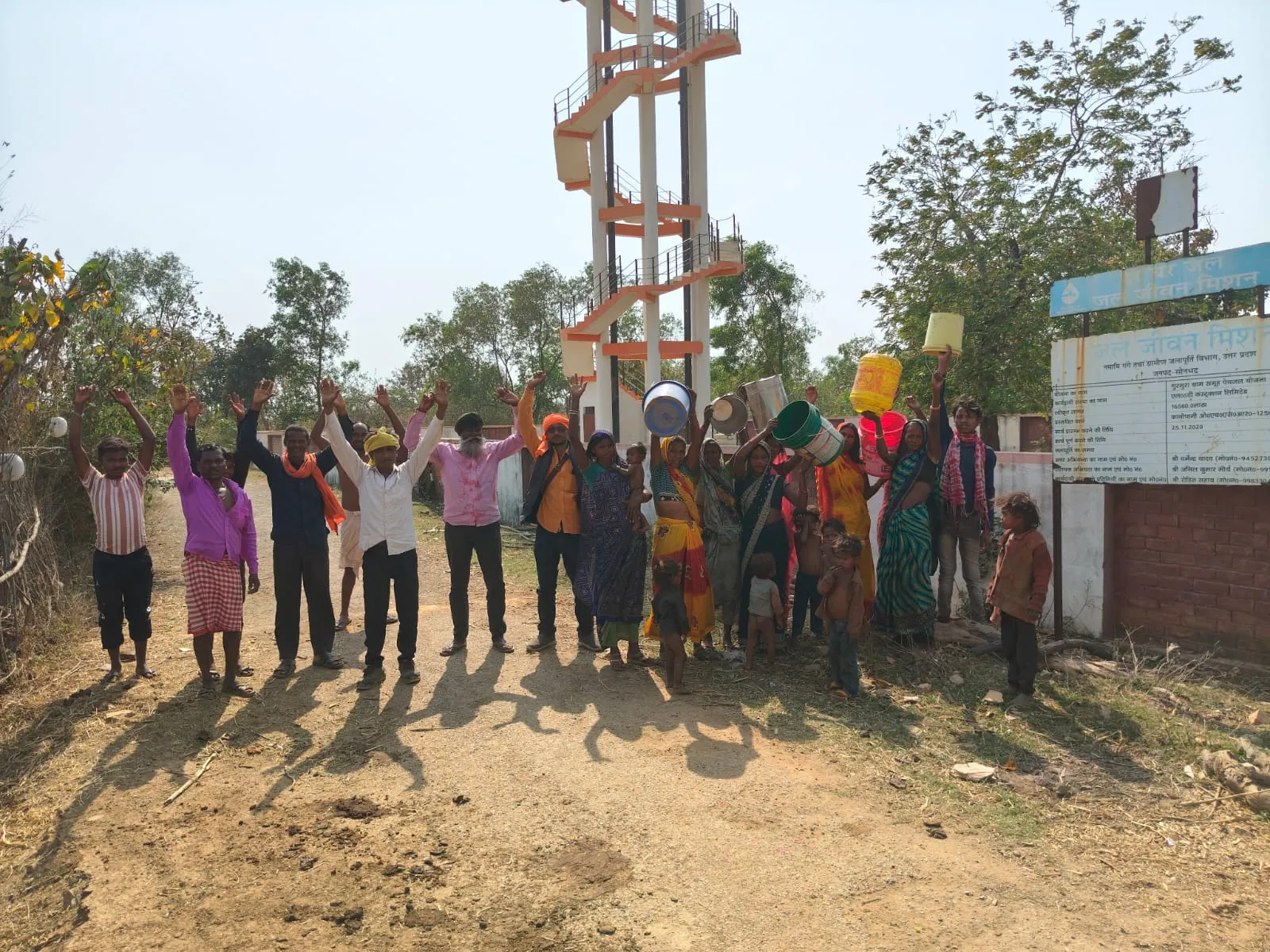 सोनभद्र में हर घर जल मिशन का दम घोंट रहे अधिकारी, प्यासे आदिवासी और बेजुबान पशुओं की कौन सुनेगा पुकार