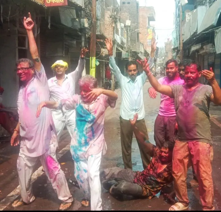 नैनी बाजार में तीसरे दिन खेली गई कपड़ा फाड़ होली