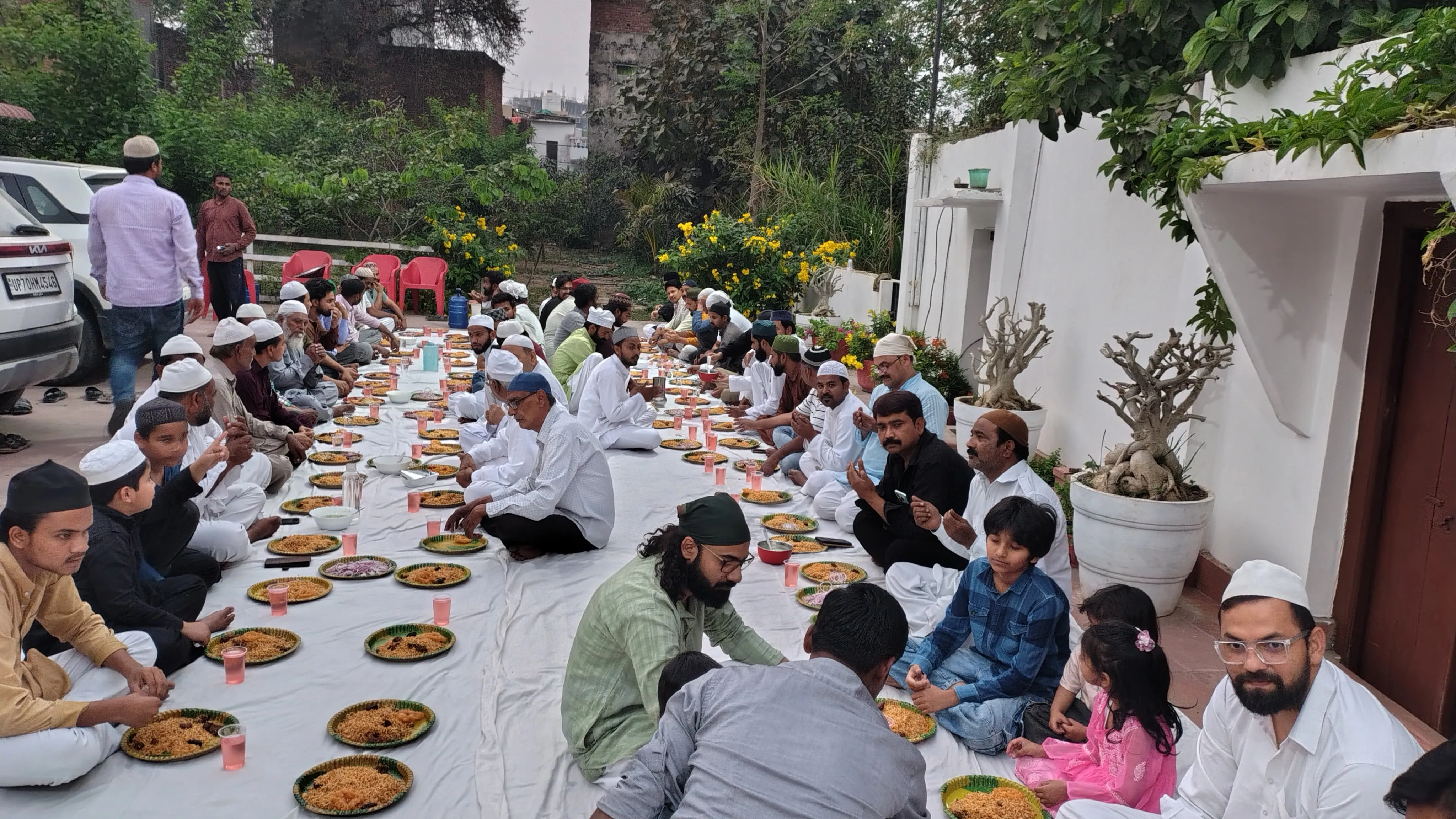 नैनी में सपा प्रदेश सचिव मो. शारिक के आवास पर इफ्तार पार्टी का आयोजन