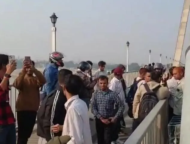 नए यमुना पुल से सिपाही ने लगाई छलांग, जल पुलिस ने बचाई जान।