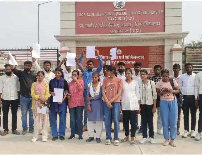 बैक पेपर और फेल घोषित किए जाने से नाराज छात्रों का प्रदर्शन,सात दिन का अल्टीमेटम।