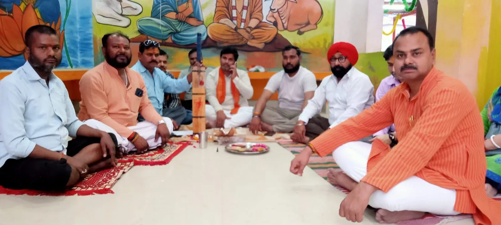 भारतीय टीम की जीत के लिए माधव मंदिर में सामाजिक कार्यकर्ताओं ने की पूजा-अर्चना