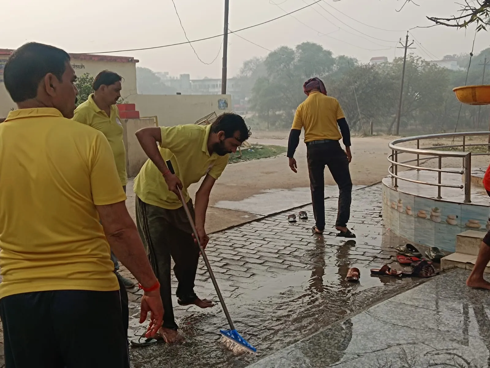 होली के बाद मंदिर परिसर में चलाया गया बृहद स्वच्छता अभियान