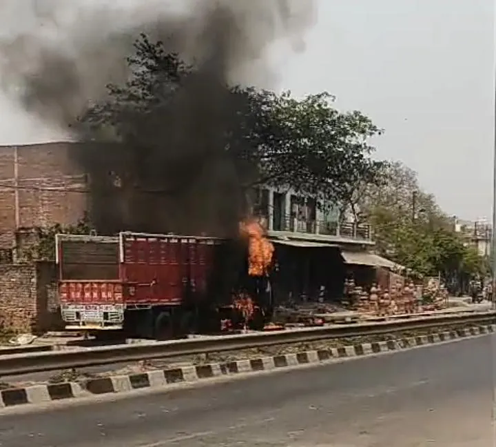 सड़क किनारे खड़े ट्रक में लगी भीषण आग,मची अफरा तफरी 