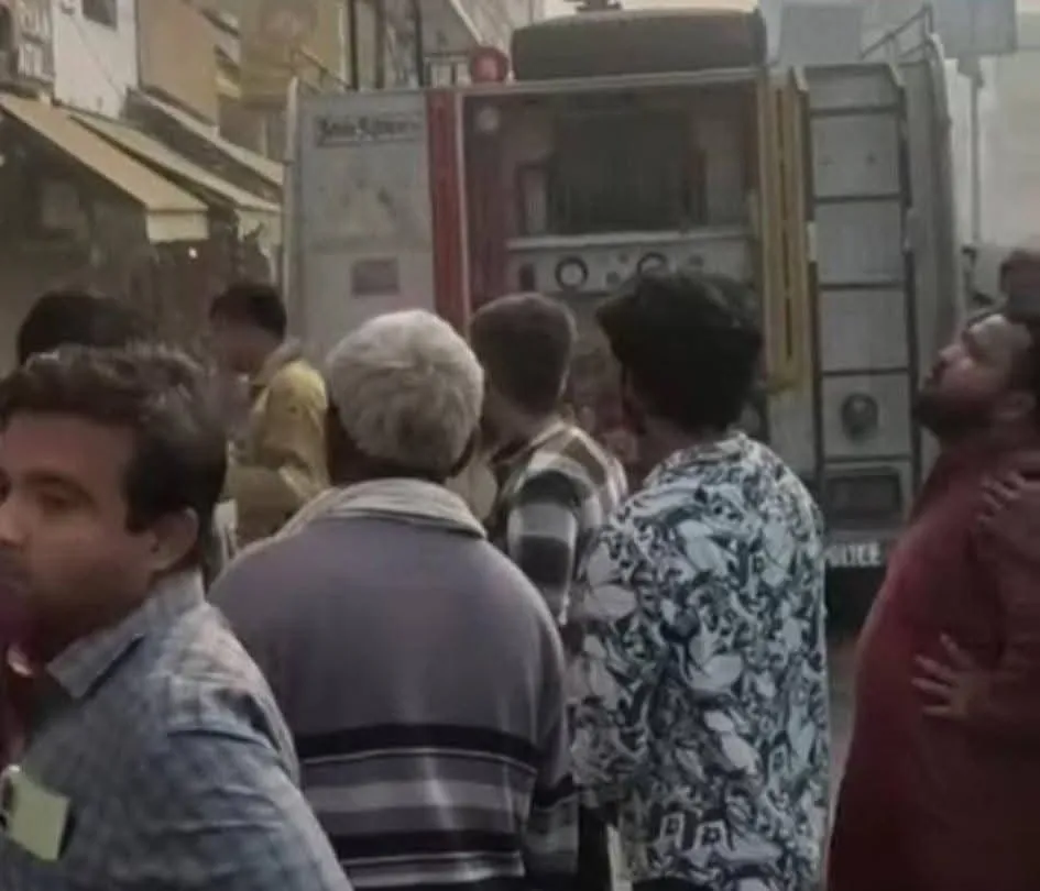 प्रयागराज: लीडर रोड स्थित होटल में सुबह लगी आग, फायर ब्रिगेड ने समय रहते पाया काबू।