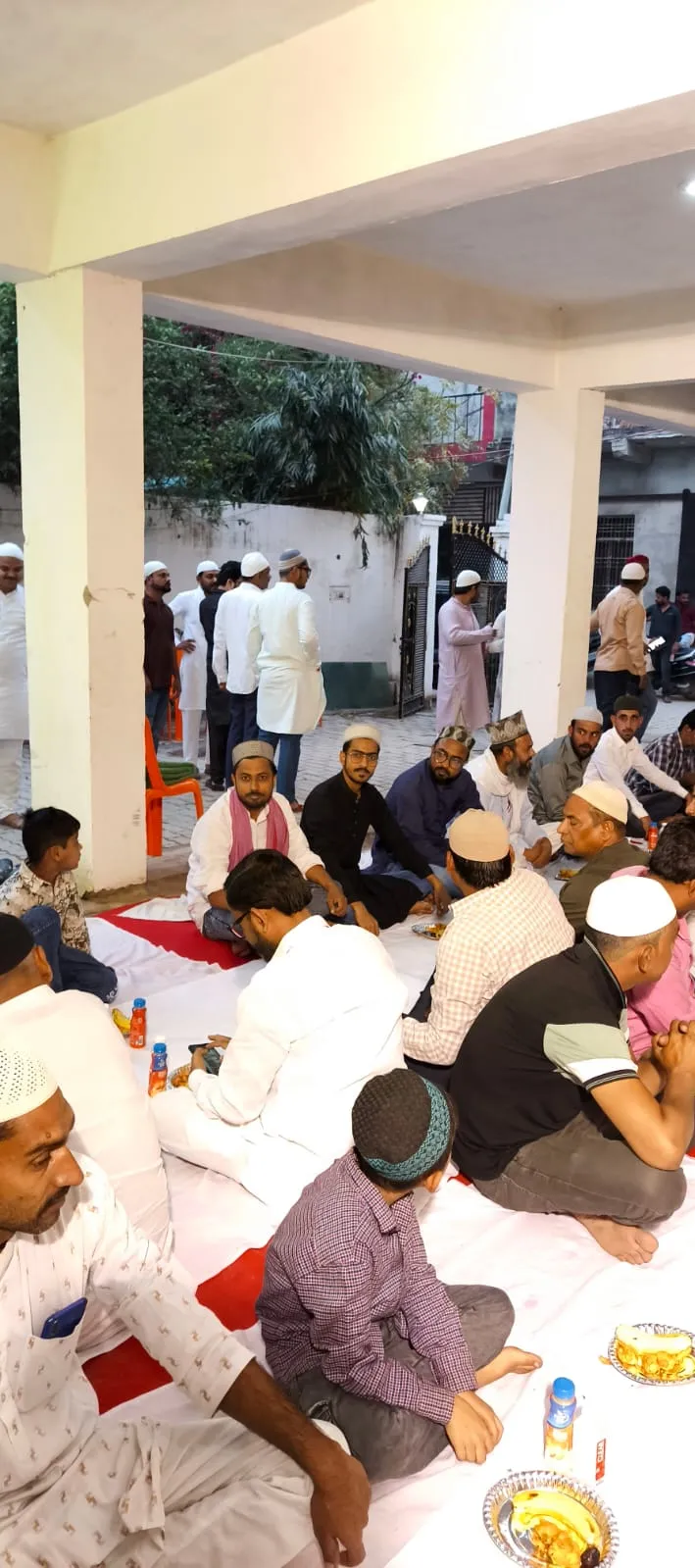 चक भटाही में रोजा-इफ्तार का आयोजन किया गया 