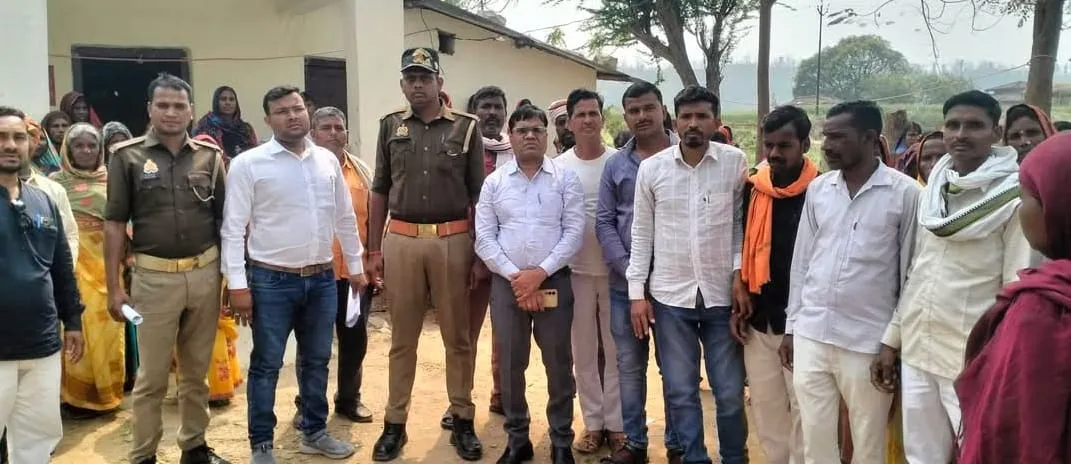 कोन -बरमोरी राशन वितरण मामले की जांच करने पहुंचे सप्लाई इंस्पेक्टर, मौके पर मिली अनियमितता, कार्ड धारकों में आक्रोश