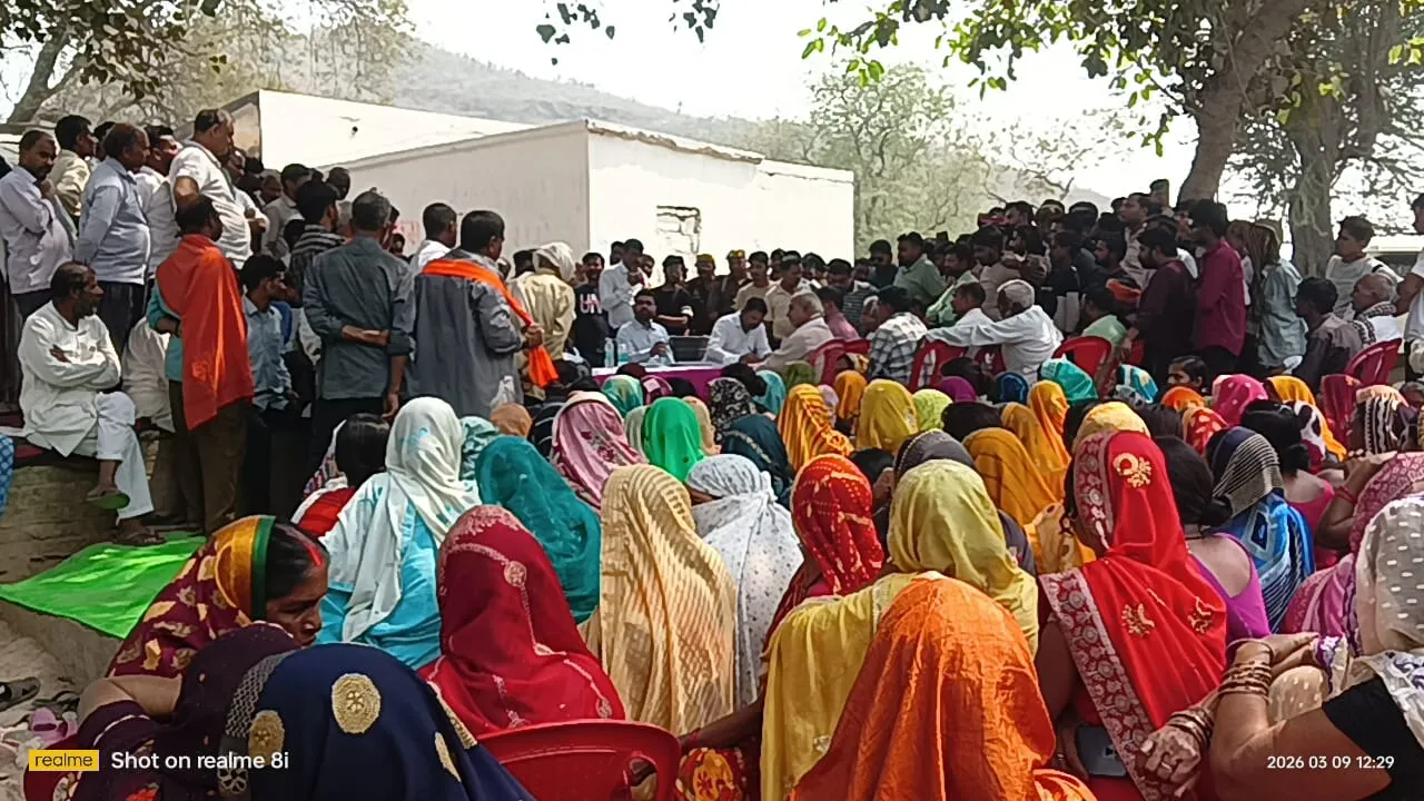 उप जिलाधिकारी ओबरा  ने  किया मलिन बस्ती  का दौरा, मलिन बस्ती की जमीन  न्यायालय के आदेश पर खाली करने को लेकर किया वार्ता