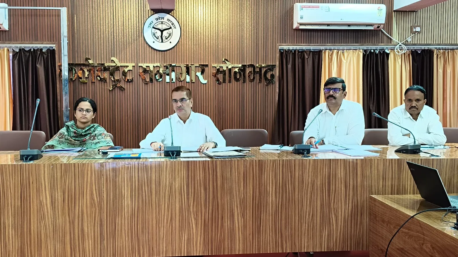 जिलाधिकारी ने कसी बिजली विभाग की कमर, स्कूलों और पेयजल योजनाओं को प्राथमिकता देने के निर्देश