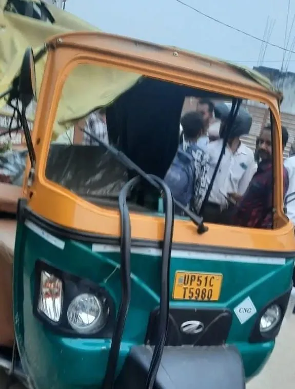 टेलर और कार की टक्कर ऑटो सवार तीन की मौत, तीन अन्य घायल