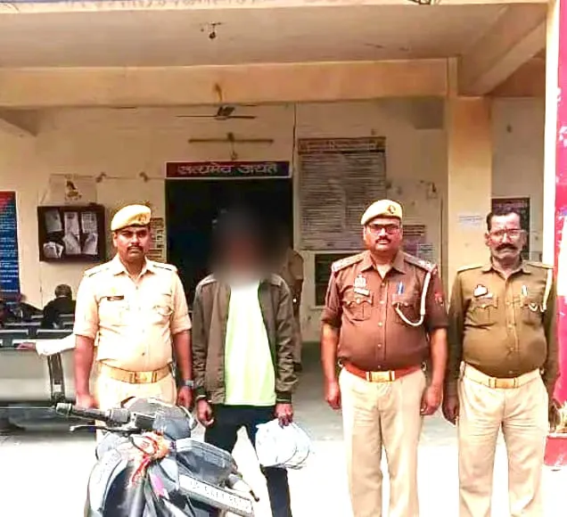 ओबरा पुलिस की बड़ी कार्रवाई, अवैध गांजा के साथ तस्कर गिरफ्तार, मोटरसाइकिल सीज