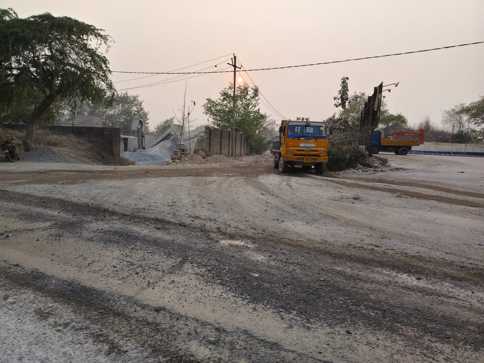 ओबरा-चोपन मार्ग पर विकास की धूल में दफन होती नागरिक संवेदनाएं