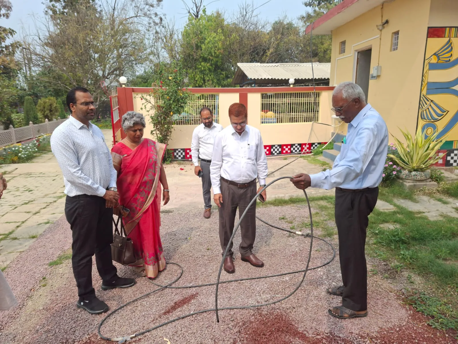 सोनभद्र जल संचयन इकाई बनेगी किसानों का सुरक्षा कवच, जिलाधिकारी ने मुसही गाँव में मॉडल का किया निरीक्षण
