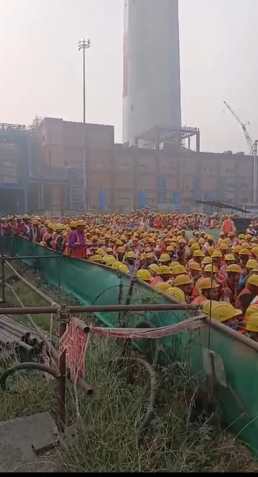 एनटीपीसी की कार्यदायी संस्था के कम्पनियों में घंटे भर के थमा कार्य, सैकड़ों श्रमिकों ने किया धरना प्रदर्शन