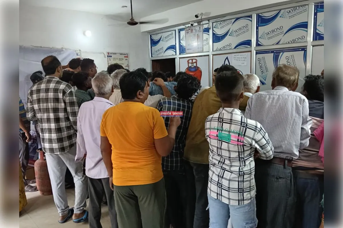 रसोई गैस की किल्लत, एजेंसियों पर लगी लंबी कतारें