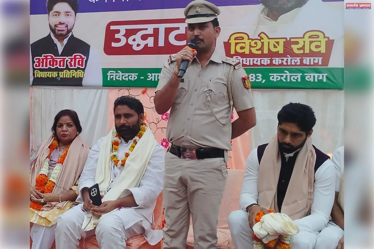 दिल्ली मानकपुरा डोरीवालान में विधायक और एस एच ओ अमित ने किया सड़क का उद्घाटन 