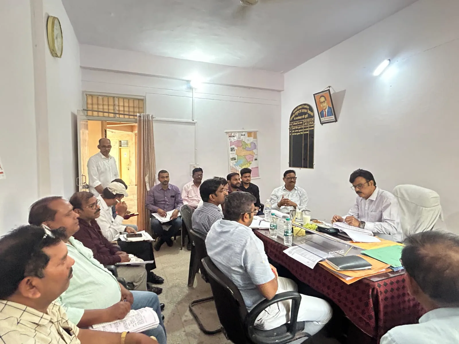 विकास भवन में संयुक्त आयुक्त विन्ध्याचल मंडल ने  किया समीक्षा बैठक, दिये आवश्यक दिशा निर्देश