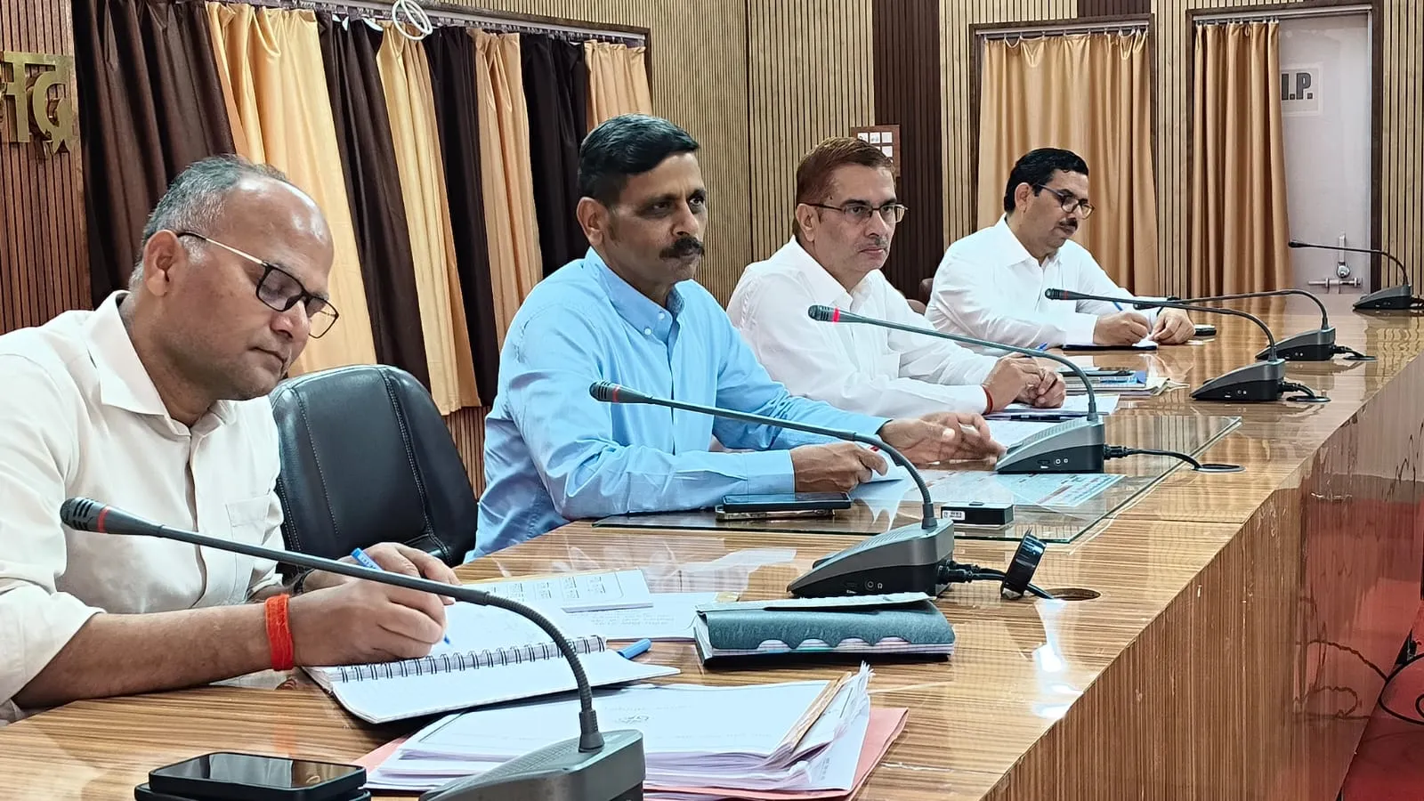 विशेष संक्षिप्त पुनरीक्षण के अंतर्गत फार्मों की सुपर चेकिंग के सम्बन्ध में मंडलायुक्त विन्ध्याचल ने किया बैठक