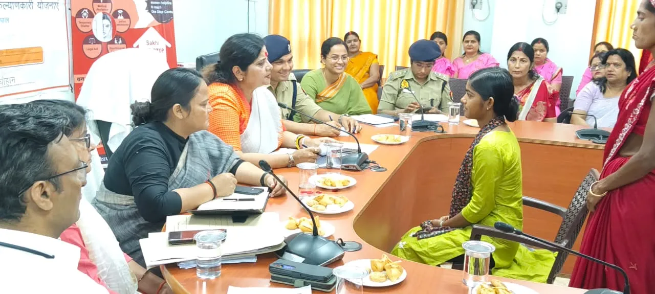उत्कृष्ट कार्य करने वाली महिलाओं को प्रशस्ति पत्र देकर किया गया सम्मानित, महिला कल्याण योजनाओं की हुई समीक्षा