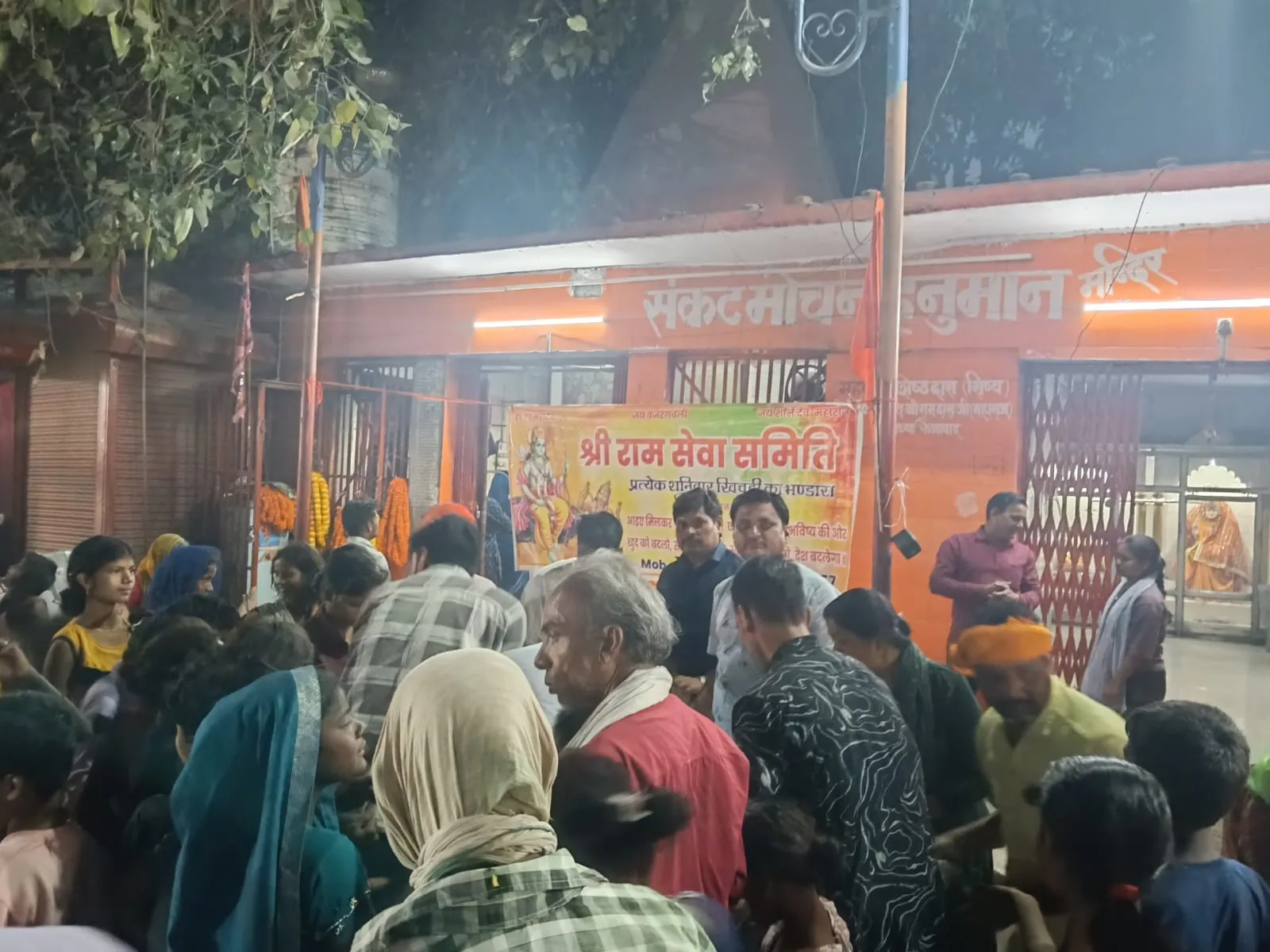 सोनभद्र ओबरा में श्री राम सेवा समिति का खिचड़ी, प्रसाद वितरण 8वें महीने भी जारी