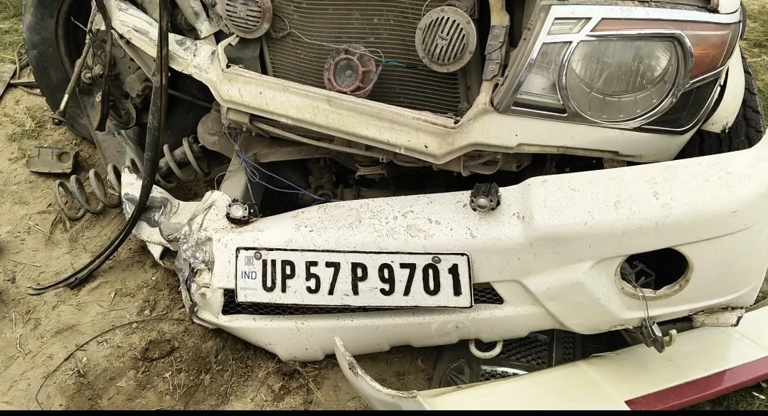 रामकोला–सिंगहा रोड पर भीषण सड़क हादसा, बोलेरो–ट्रक की टक्कर में पिता-पुत्र समेत चार गंभीर घायल 