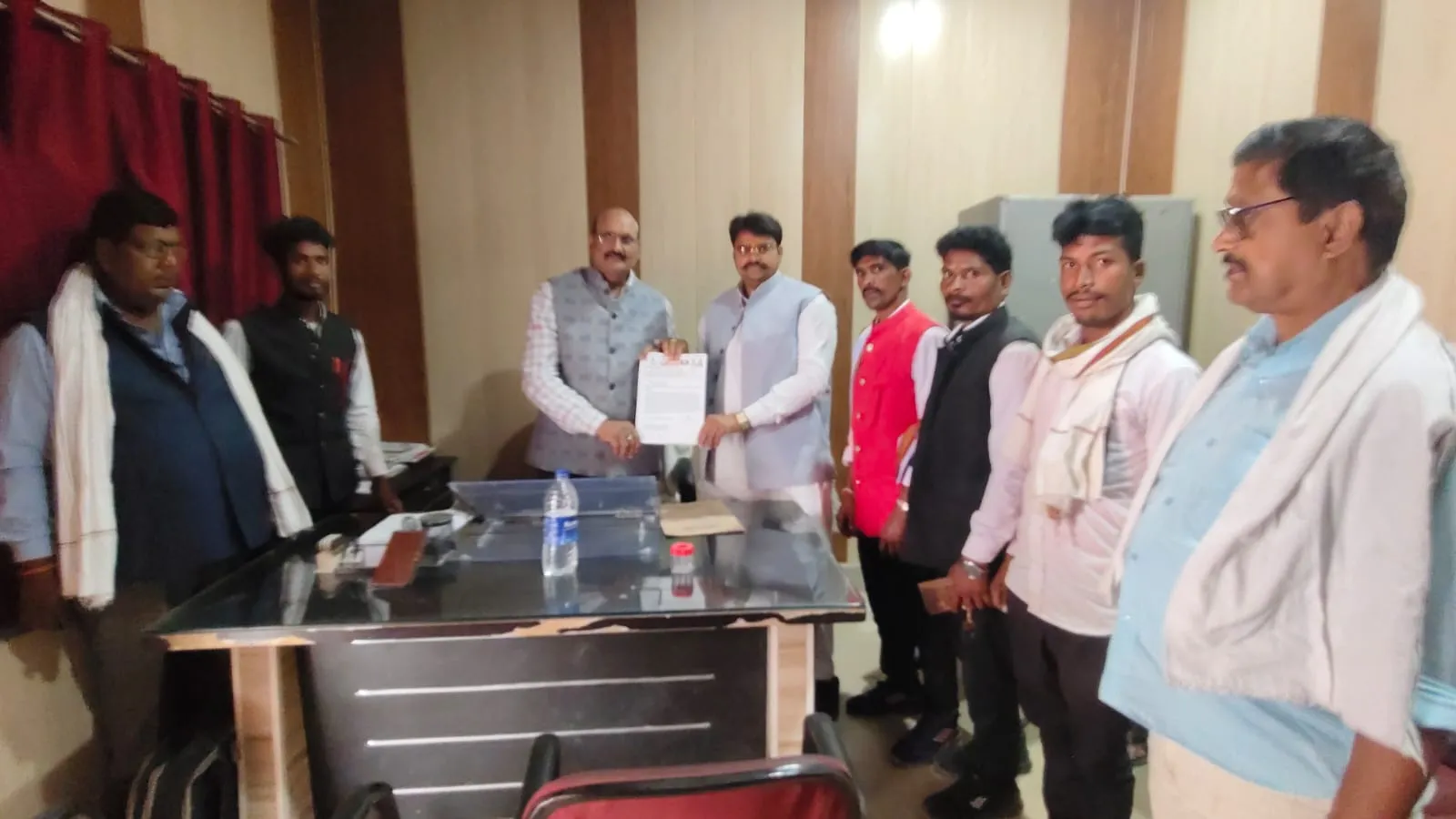 खरौंधी में जन समस्याओं  को लेकर  अपना दल एस युवा मंच के  नेतृत्व में युवाओं ने खण्ड विकास अधिकारी कोन को सौंपा ज्ञापन, समस्याओं से निजात दिलाने की मांग