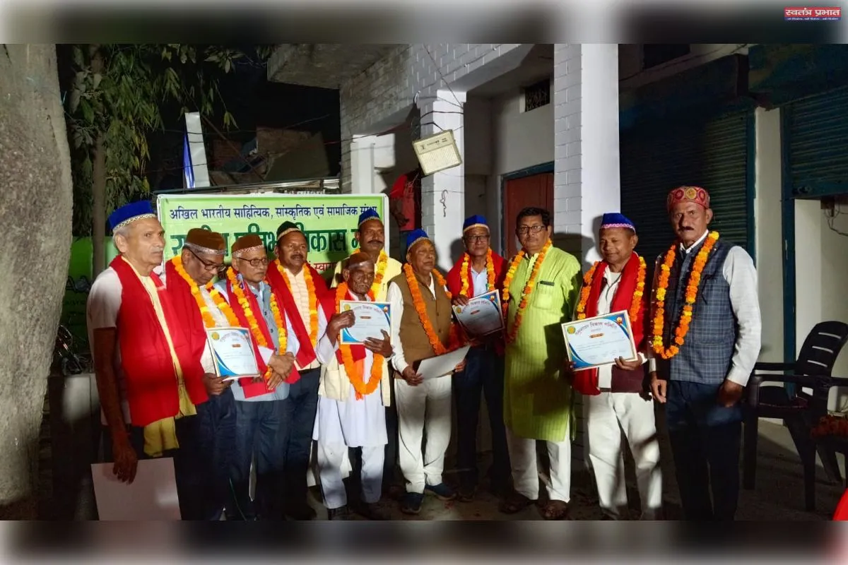 होली मिलन समारोह में कवियों ने जमाया रंग