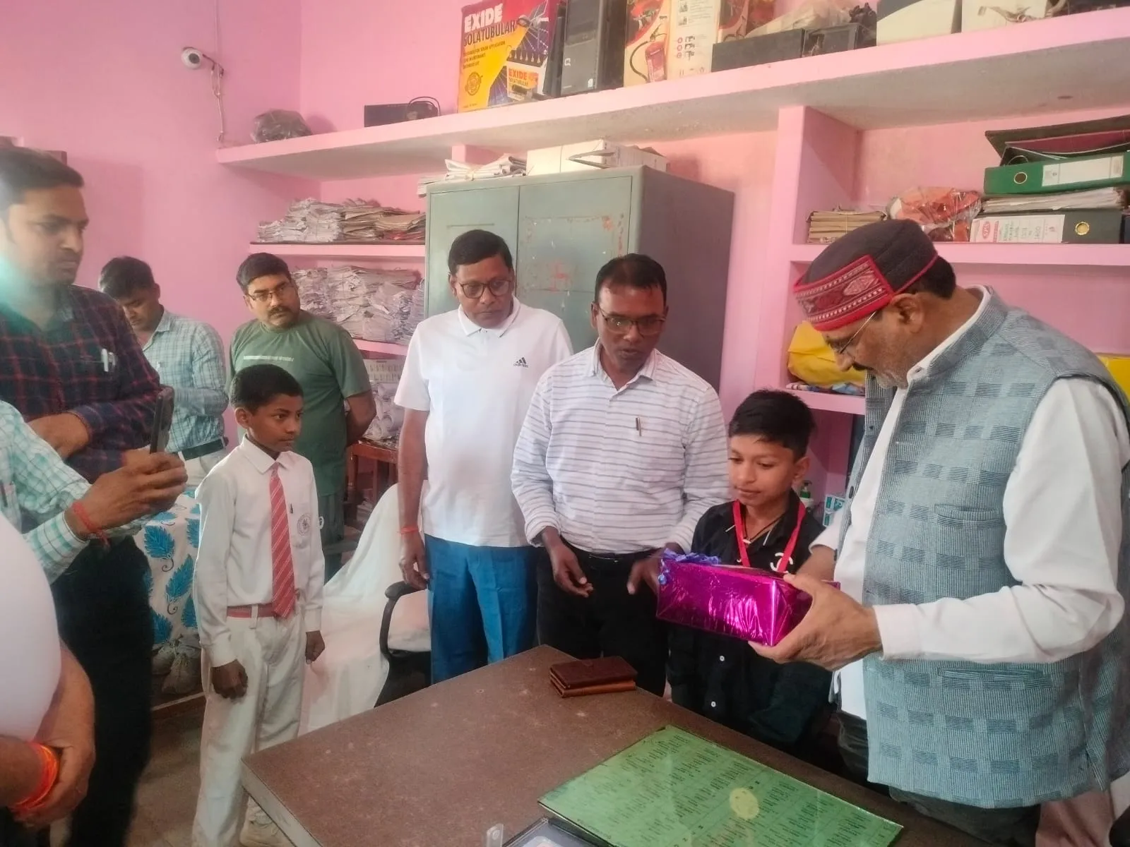 विशाल इंग्लिश एकेडेमी कोन  के  दो छात्रों का हुआ जवाहर नवोदय विद्यालय  में  चयन, खण्ड विकास अधिकारी ने किया सम्मानित