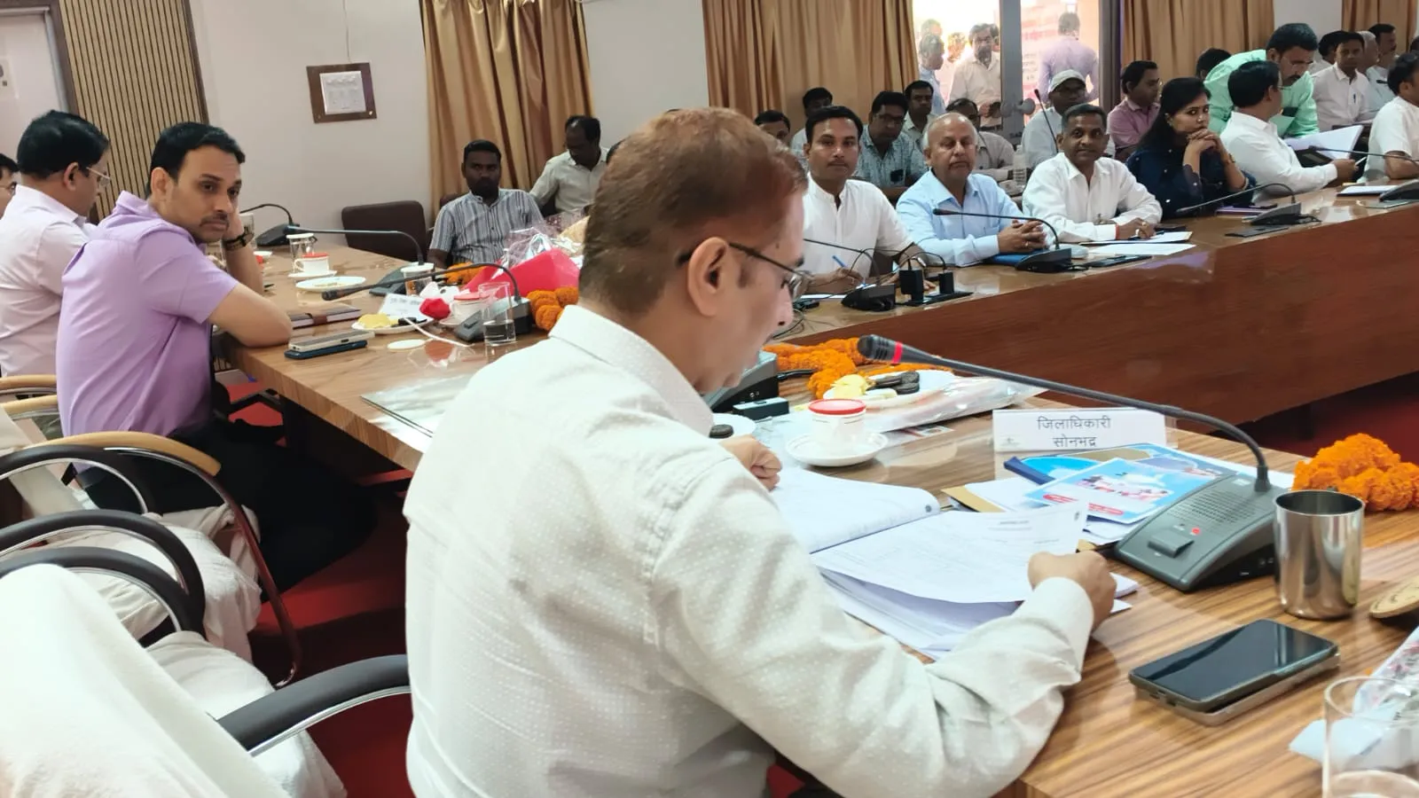 नवीन व्यवस्था अन्तर्गत सी0एम0 डैशबोर्ड के माध्यम से जिलाधिकारी ने की विकास कार्यों की समीक्षा बैठक