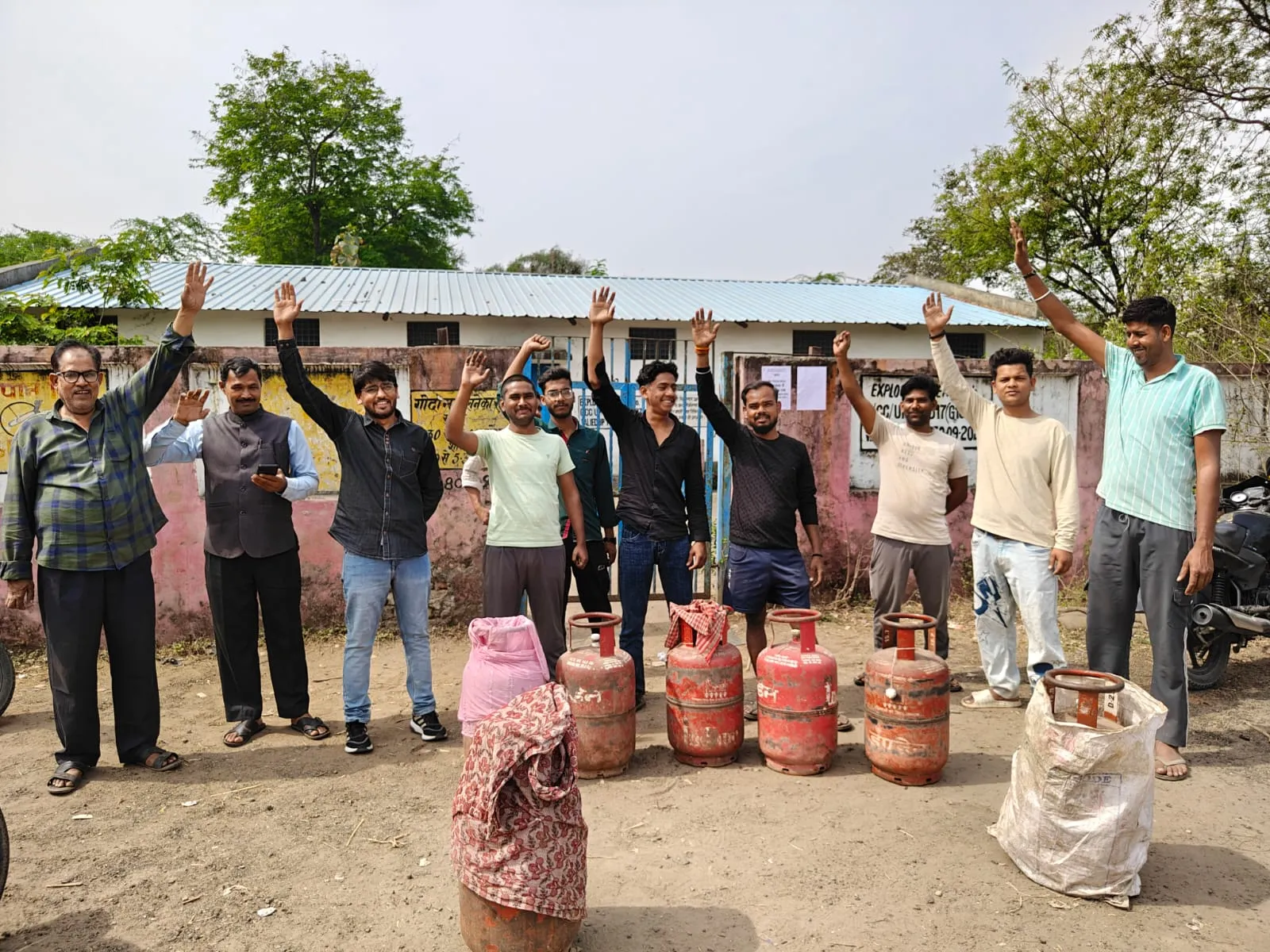 बीजपुर में  गैस सिलेंडर की किल्लत से मचा  हाहाकार, आम जनता परेशान