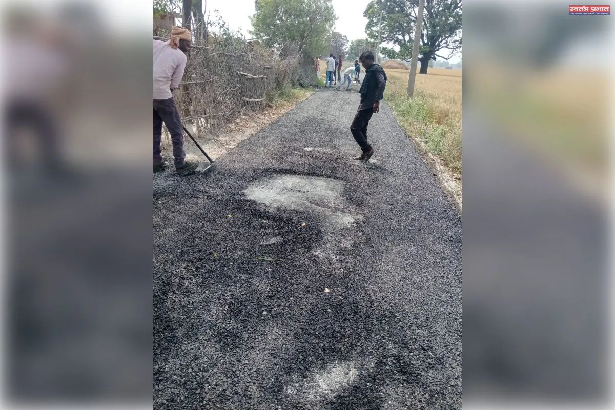 पीडब्ल्यूडी निर्माण  में घटिया सामग्री से बनाई जा रही है सड़क, लोगो में आक्रोश