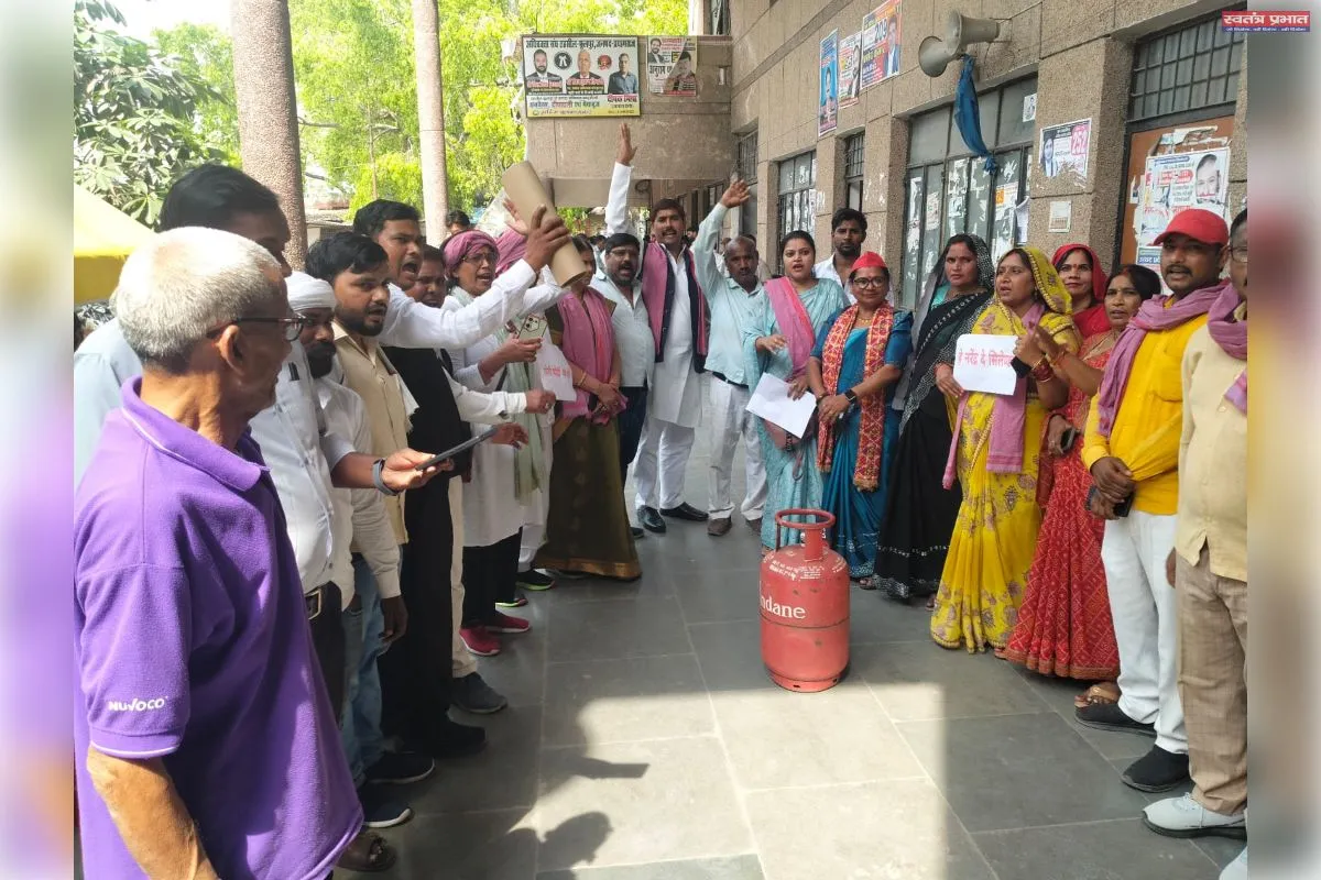 रसोई गैस की किल्लत को लेकर सपा का तहसील पर प्रदर्शन