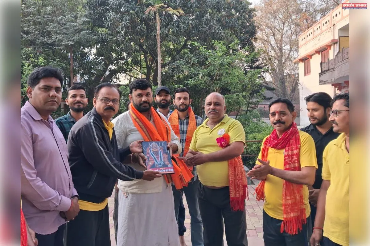 नवरात्रि के चौथे दिन मंदिर परिसर में चला स्वच्छता अभियान