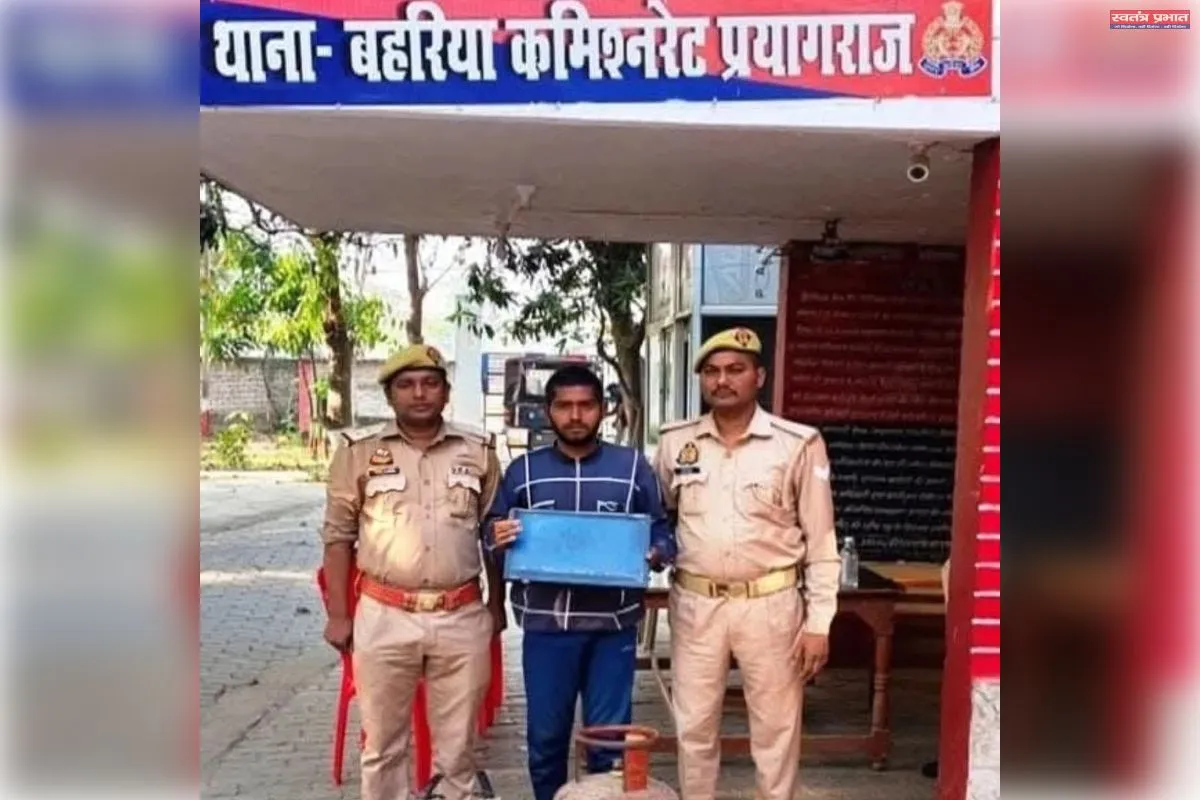 स्कूल में चोरी करने वाला वांछित आरोपी गिरफ्तार, पुलिस ने लाखों का सामान किया बरामद।