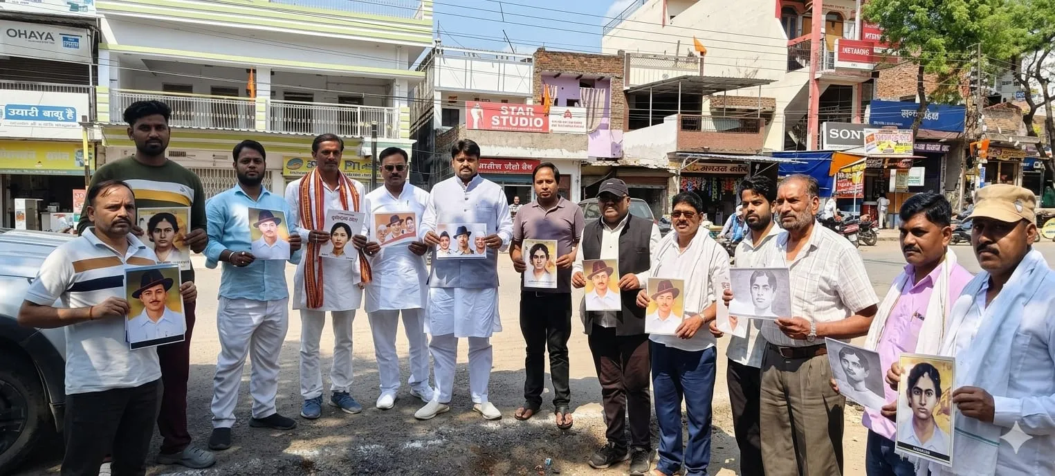 ओबरा में राष्ट्रीय नव निर्माण सेना ट्रस्ट के तत्वाधान में सुखदेव, राजगुरु भगत सिंह को शहादत दिवस पर किया याद