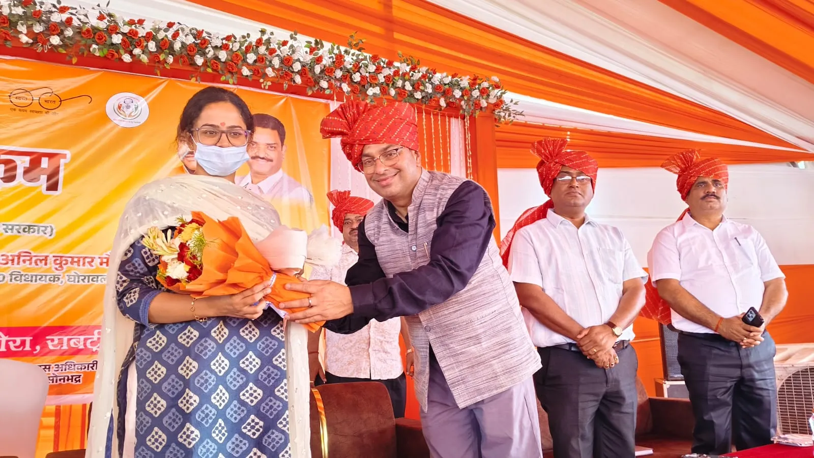 जनपद में मुख्यमंत्री सामूहिक विवाह योजना  के अन्तर्गत धार्मिक रीति-रिवाजों से बंधे 304 जोड़े   वैवाहिक बंधन में , लिए  सात फेरे