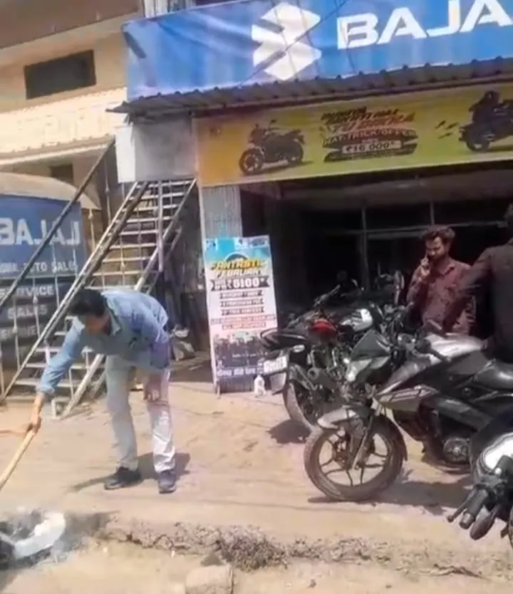 ओबरा में सड़क पर फाईल जलाते प्राईवेट बैंक के मैनेजर का वीडियो हुआ वायरल , उड़ाई पर्यायवरण की खुलेयाम धज्जियां