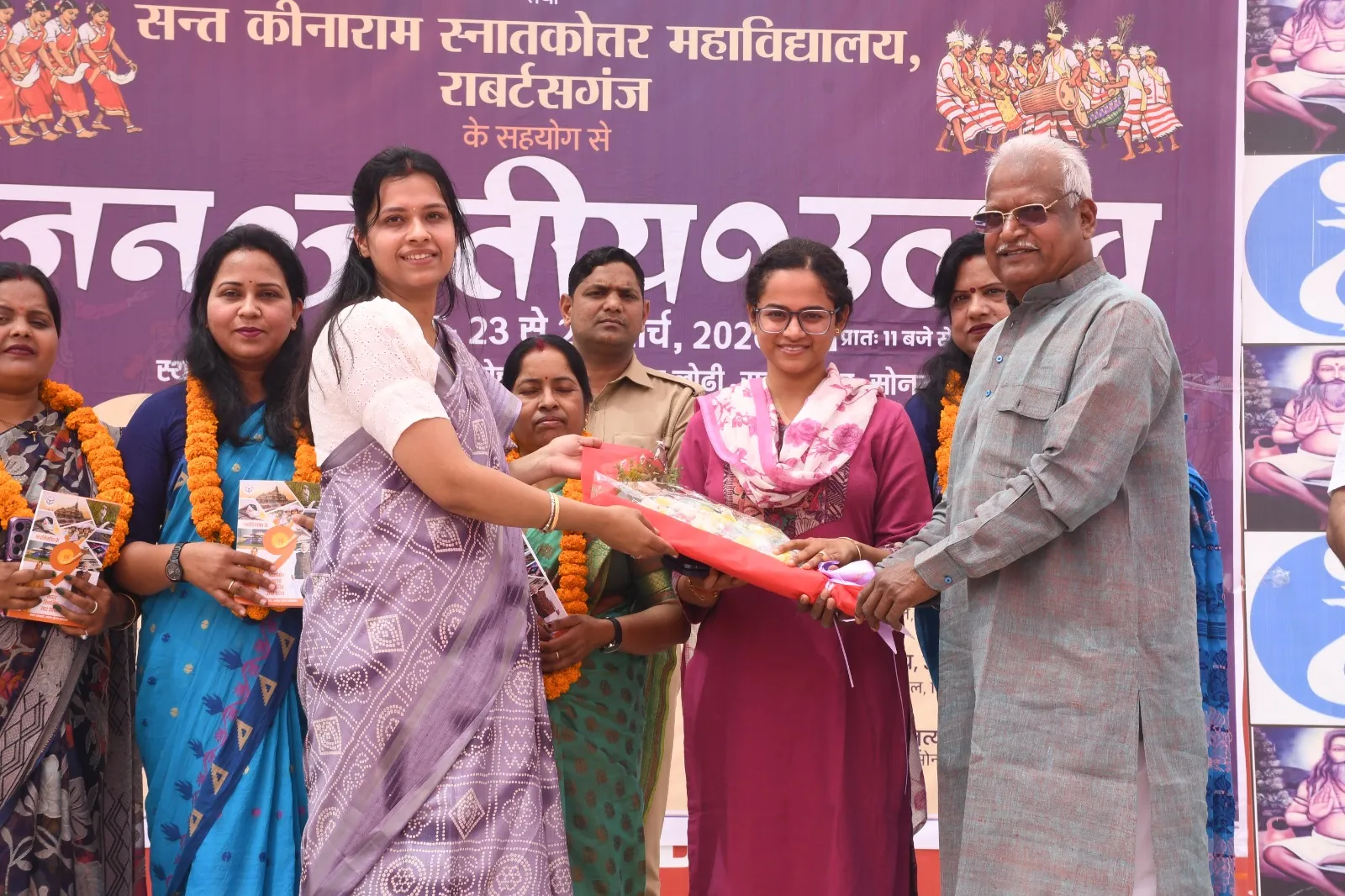 सोनभद्र जनजातीय उत्सव कार्यक्रम में  गूंजा वीरता का स्वर, लोक रंगों से सजा मंच